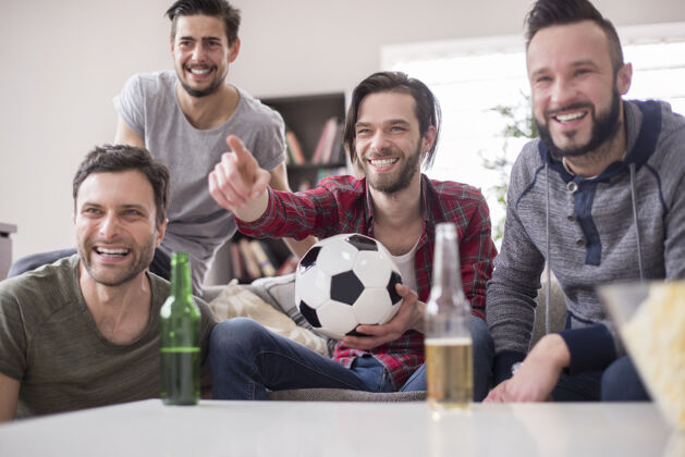 啤酒瓶朋友们喝啤酒看足球赛表演情绪获胜