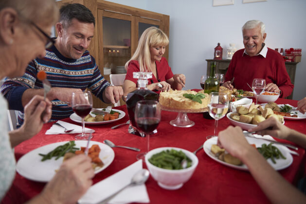 桌子每年和全家一起庆祝女人男人盘子