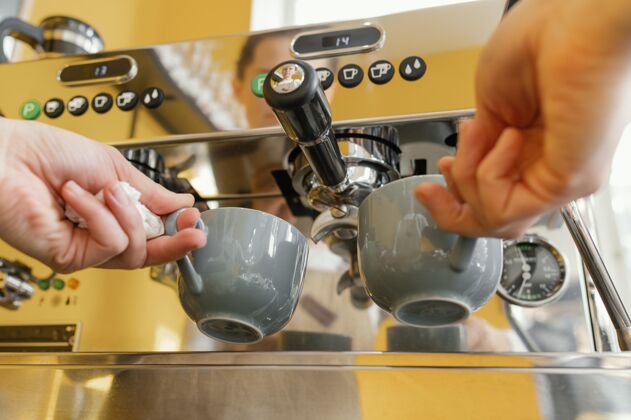 就业低角度的女咖啡师用咖啡机咖啡馆女工作
