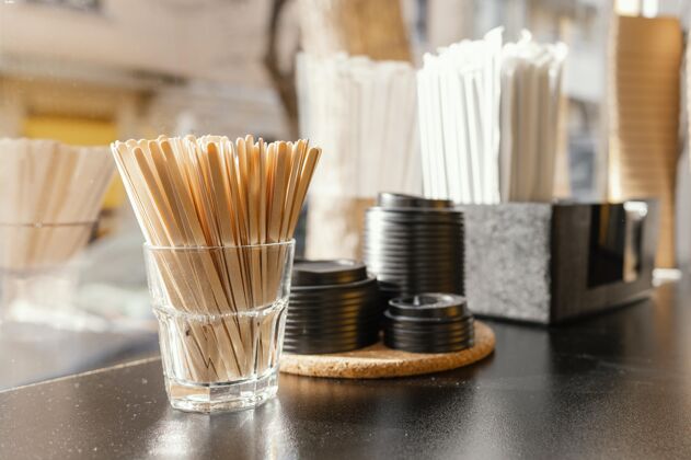 咖啡师咖啡店柜台上有盖子和木棍的咖啡杯男人咖啡馆工作