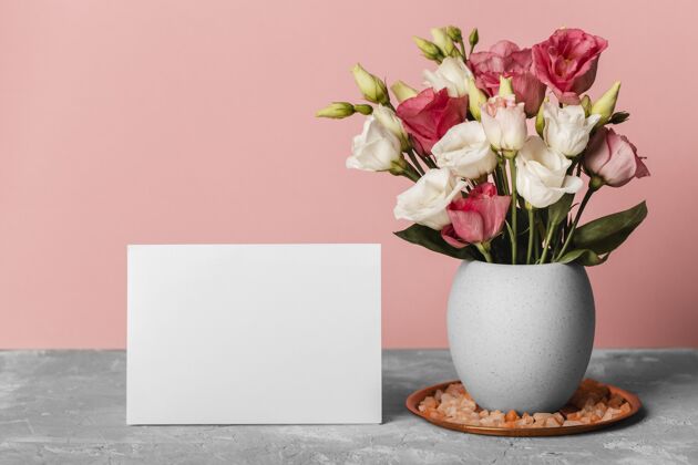 季节一束玫瑰放在花瓶里 旁边是一张空白卡片卡片自然开花
