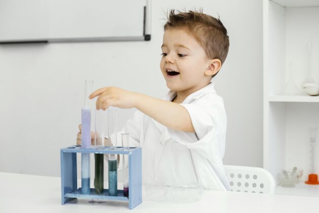 学习男孩科学家在实验室用试管做实验的侧视图男孩学习水平