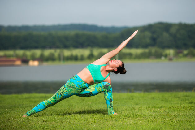 户外健身女士做瑜伽运动和放松与运动装在绿色公园在夏天健身减肥人