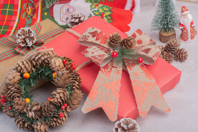 松树圣诞花环与礼品盒在白色表面花圈礼物冬天