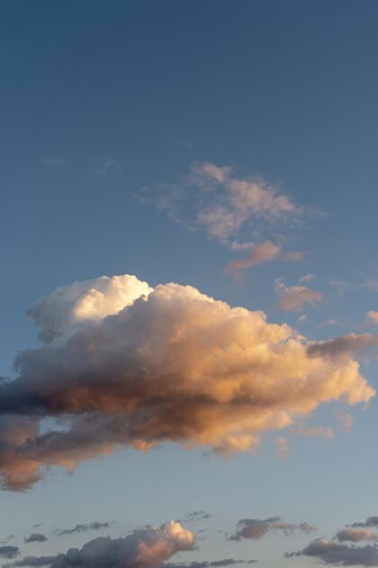 多云天上的云和阳光天气背景复制空间
