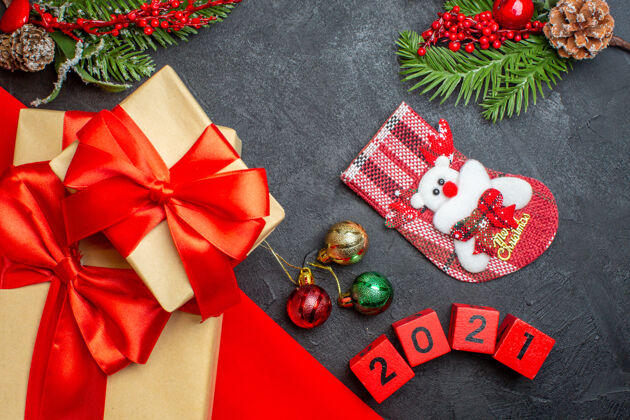 毛巾圣诞背景与美丽的礼物蝴蝶结形丝带红色毛巾和数字xsmas袜子装饰配件在黑暗的桌子上蝴蝶结圣诞节数字