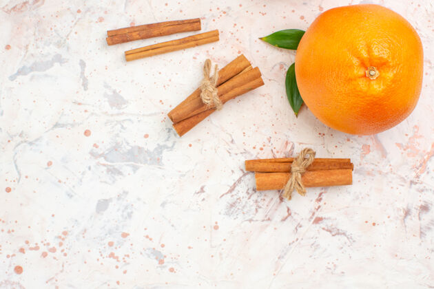 维生素顶视图新鲜的橙色肉桂棒明亮的表面与复制空间顶部柑橘柑橘