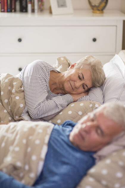 祖母在舒适的卧室里做梦异性恋睡衣闭关