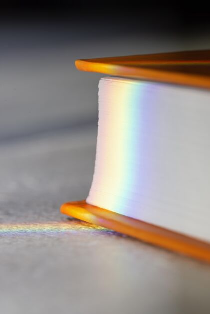 彩虹彩虹阳光的特写镜头在合上的书上学习教育信息