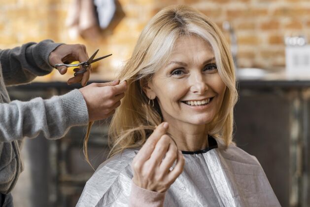 发型师在家和美发师一起理发的快乐女人女人发型师美容师