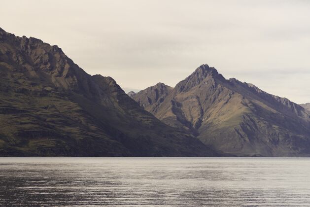 壮观新西兰阳光下岩石环绕的湖泊新西兰南部雪