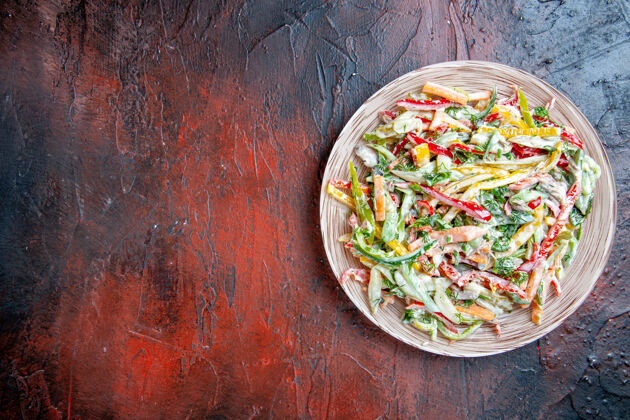 绿色顶视图蔬菜沙拉盘上暗红色的桌子与自由的地方午餐健康菜肴