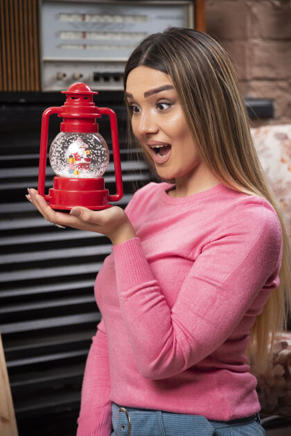 模型一个微笑的女人拿着圣诞红灯高质量的照片女人放松松