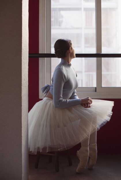 尖头鞋侧视图芭蕾舞演员在图图裙子旁边的窗口表演经典女子