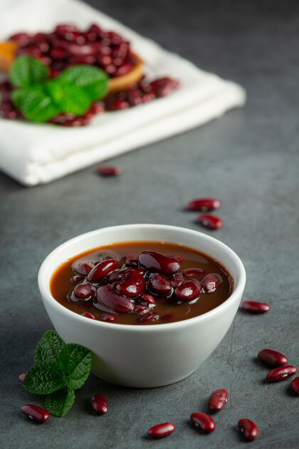 有机红豆煮在白碗里放在深色的地板上营养美味种子