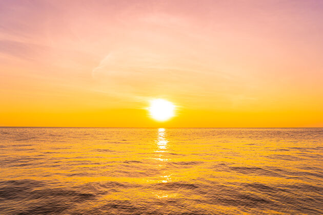 幻想日落或日出时的美丽海景太阳湖泊早晨