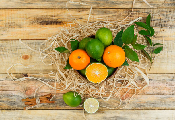 食物在木板上放一套肉桂和柑橘类水果水果酸橙块