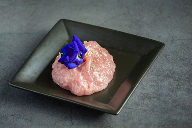 酱汁火锅涮菜单上的生肉新鲜生肉热