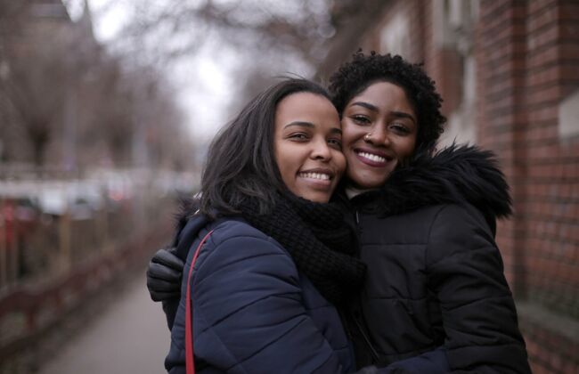 拥抱两个在街上拥抱的女性朋友的选择性聚焦镜头选择家庭友谊
