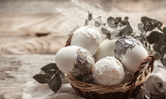 复活节一个装着鸡蛋和干花的篮子一个装饰复活节彩蛋的创意象征干花节日