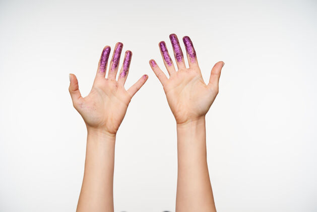 指甲举起的女人的手被举起的肖像 同时显示手掌和保持所有的手指分别闪烁 摆在白色的姿势身体室内摆姿势