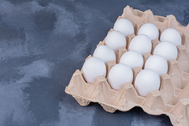 有机把鸡蛋放在纸板托盘里午餐美味膳食