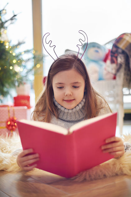 快乐在圣诞节假期看书季节后代温暖