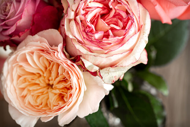 节日不同颜色的美丽新鲜玫瑰特写组成装饰花束
