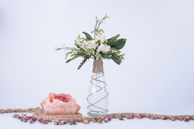 花白色的花在玻璃花瓶上 上面镶着一朵玫瑰花瓶牡丹玻璃