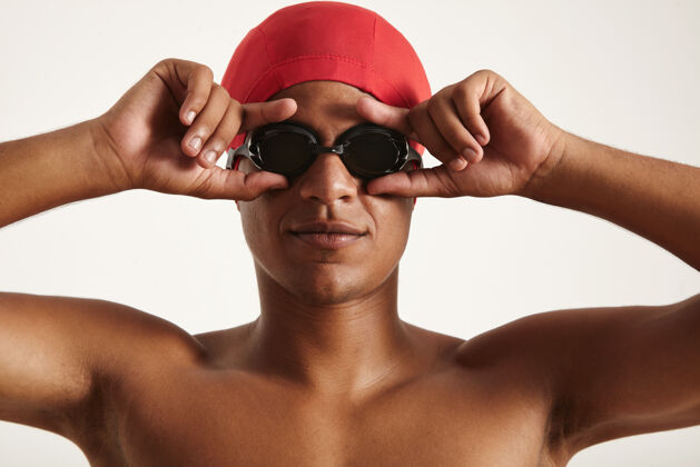 健康年轻严肃的非洲裔美国人 戴着红帽子 戴着黑色泳镜 戴着白色泳镜健身运动员强壮