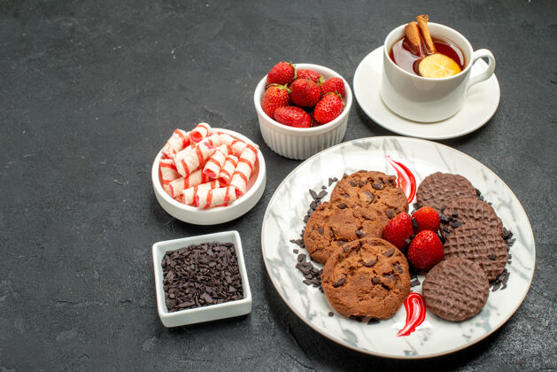 草莓俯瞰巧克力饼干和一杯茶盘子饼干餐点