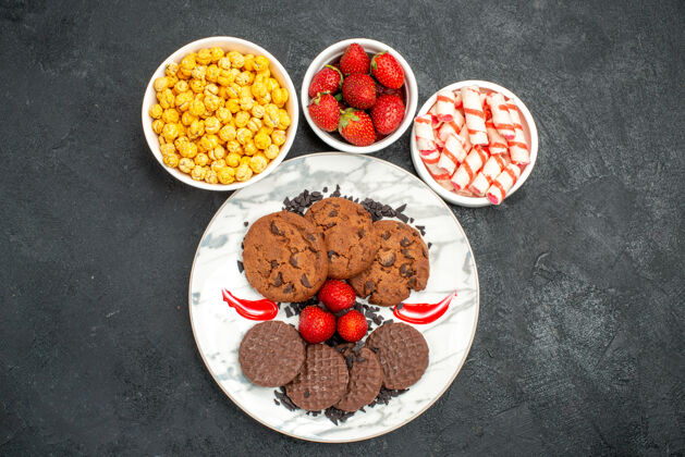 食物俯瞰美味巧克力饼干和糖果胡椒粉碗膳食