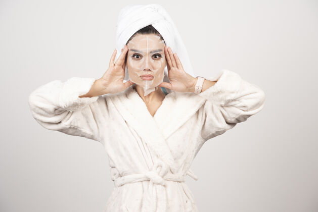 护理美丽的女人洗澡后头上戴着毛巾放松成人女性