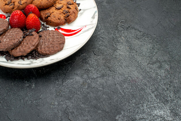 浆果半俯视美味饼干与巧克力片和多汁草莓免费空间食物美味草莓