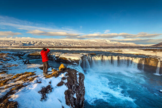 美丽冰岛 冬天 摄影师在戈达福斯瀑布拍照男人摄影师山谷