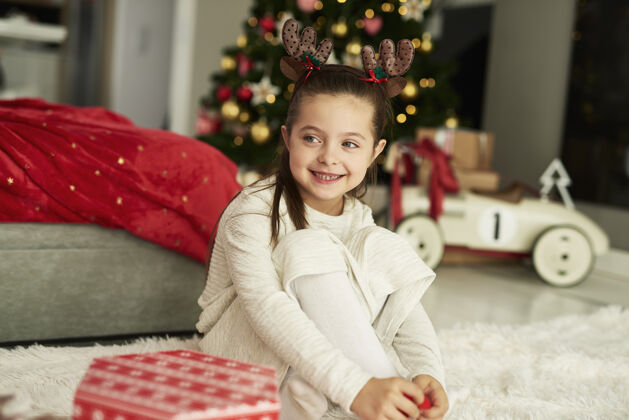 肖像圣诞节期间可爱的女孩卧室微笑迷人