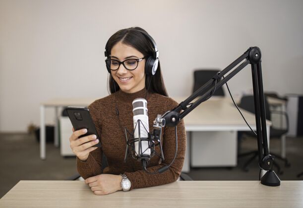 传输做广播节目的笑脸女人公告智能手机广播