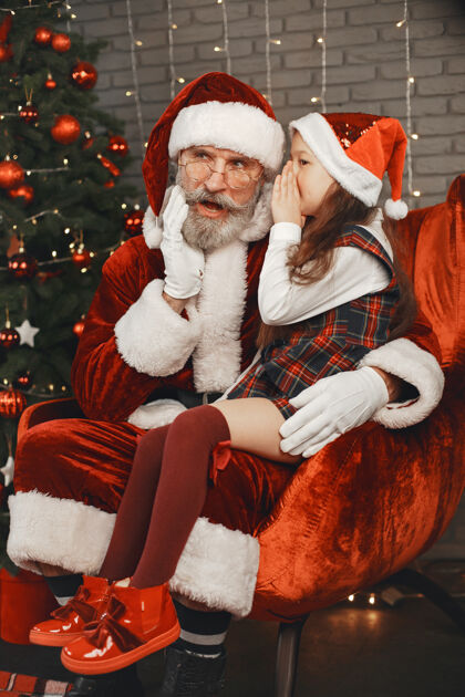 老年圣诞节 孩子和礼物圣诞老人给孩子带来礼物快乐的小女孩拥抱圣诞老人孩子小红色