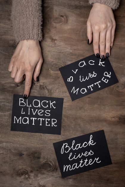 压迫用黑色生命物质卡片的手的顶视图意识人权手