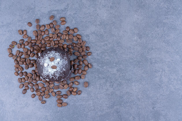 美味巧克力松饼配咖啡豆和糖粉咖啡粉末面包房