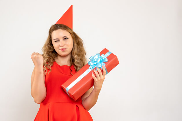 设备正面图身着红色连衣裙的年轻女性用礼物庆祝圣诞节颜色派对情感