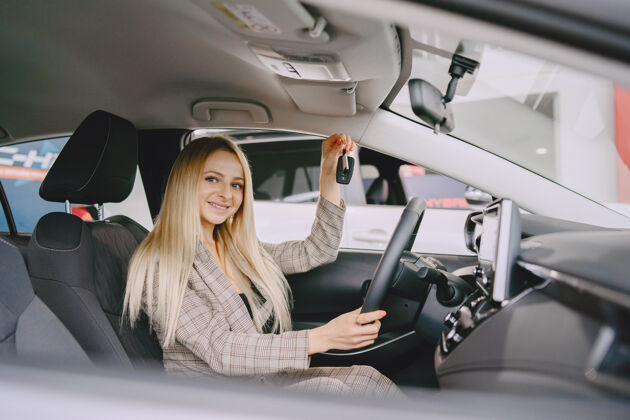 快乐汽车沙龙里的女士买车的女士穿着棕色西装的优雅女士司机人服务