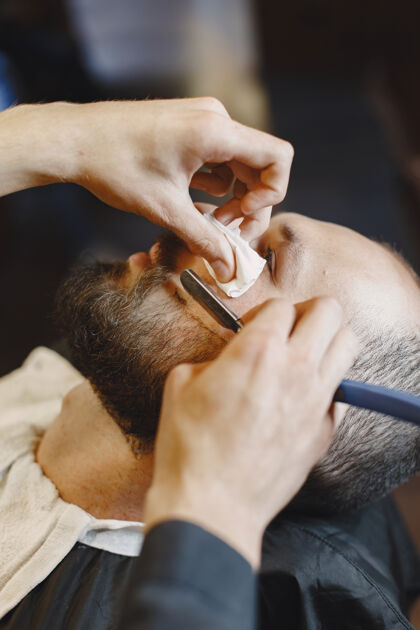 顾客有胡子的男人有客户的理发师刮胡子的男人服务沙龙头发