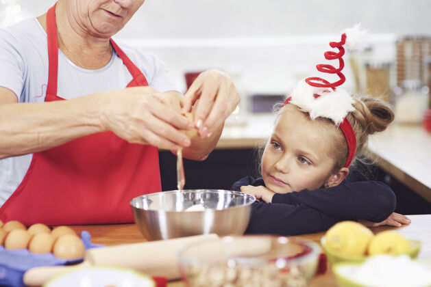 蛋糕奶奶在做好吃的东西教学好奇打破