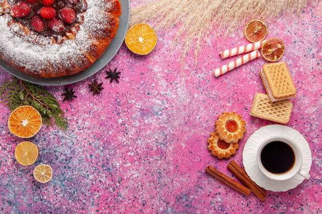 彩色俯瞰美味草莓蛋糕配饼干茶和华夫饼浅粉色背景蛋糕烘焙甜甜饼干饼干派灯光烘焙华夫饼