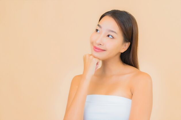 健康肖像美丽的年轻亚洲女子在温泉与自然化妆米色治疗人自然