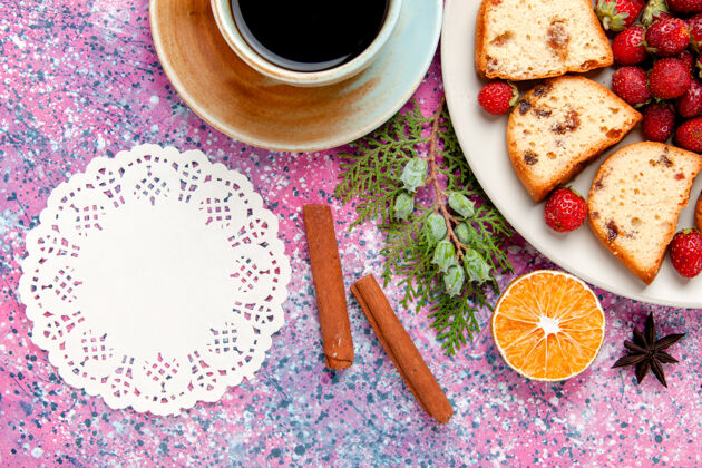 派顶部近距离观看新鲜的红色草莓蛋糕片和一杯咖啡在粉红色的桌子上蛋糕烤甜饼干颜色派糖饼干顶部早餐蛋糕