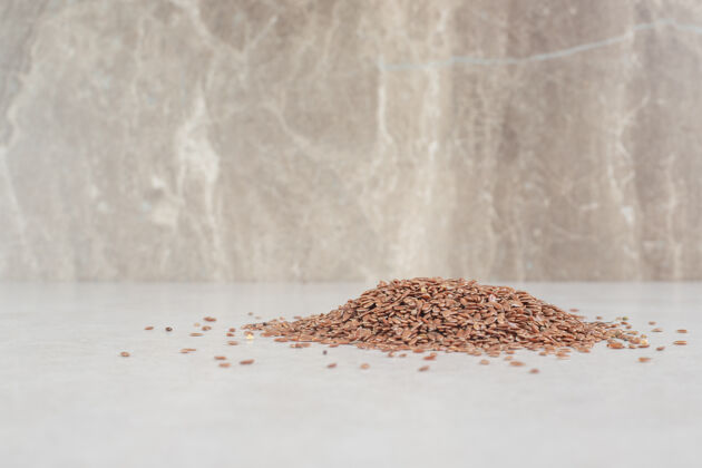 美味棕色的小麦颗粒被隔离在混凝土上素食产品热带