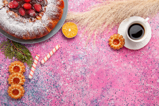 草莓俯瞰美味的草莓蛋糕糖粉蛋糕配饼干和一杯红茶桌蛋糕甜甜的甜甜饼干派曲奇派沐浴