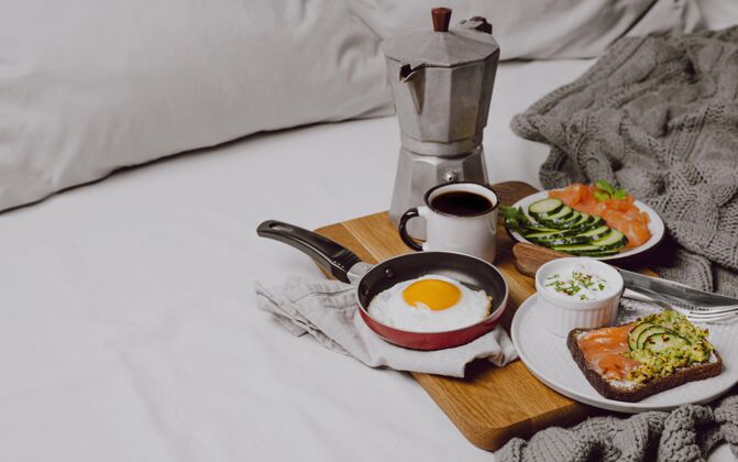 空间高角度的早餐三明治在床上与煎蛋和复制空间早餐鲑鱼美食